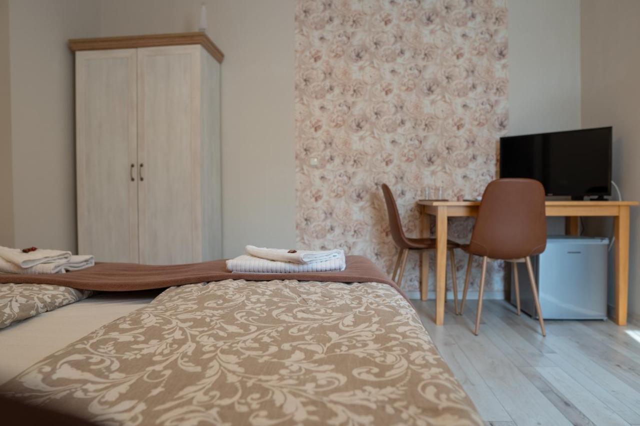 F57 - Franko Csaladi Panzio Bed & Breakfast Balatonlelle Eksteriør bilde