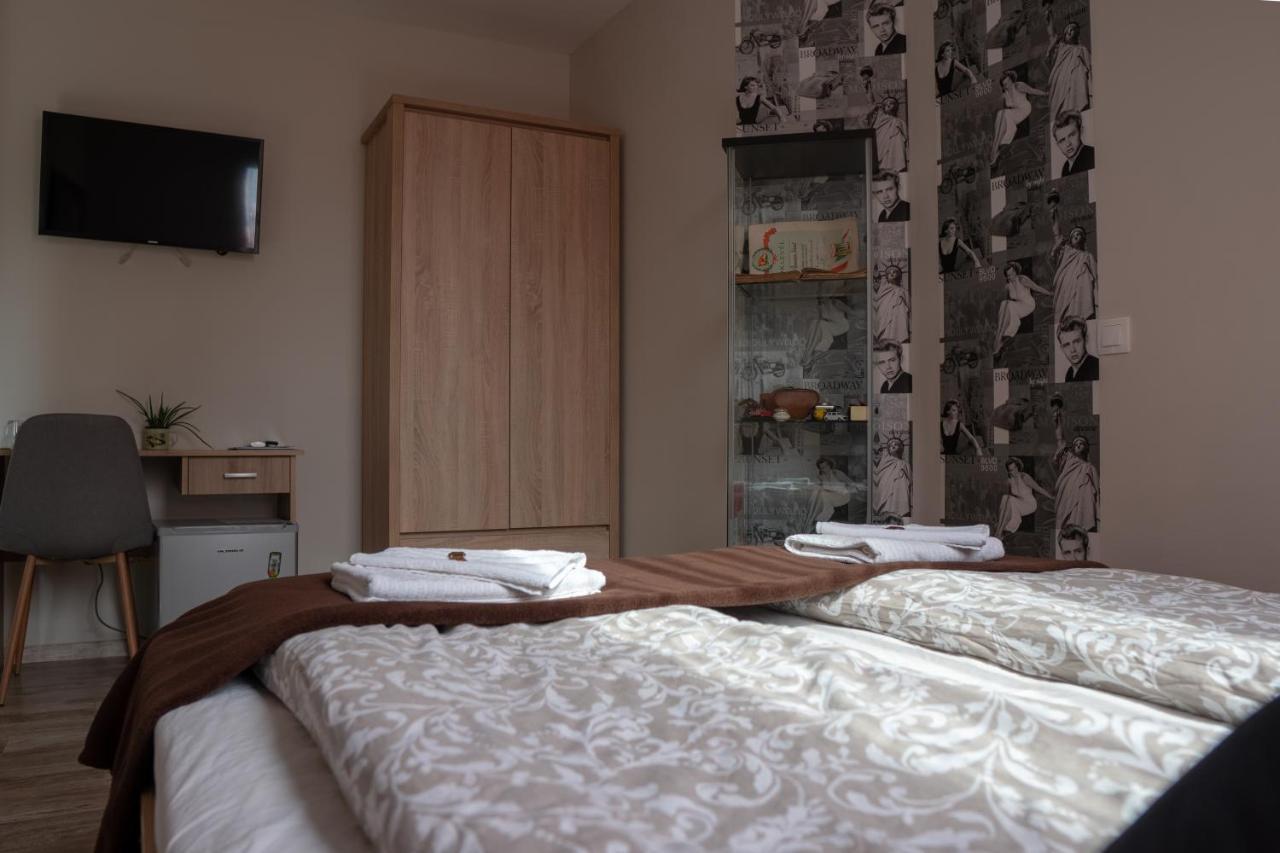 F57 - Franko Csaladi Panzio Bed & Breakfast Balatonlelle Eksteriør bilde