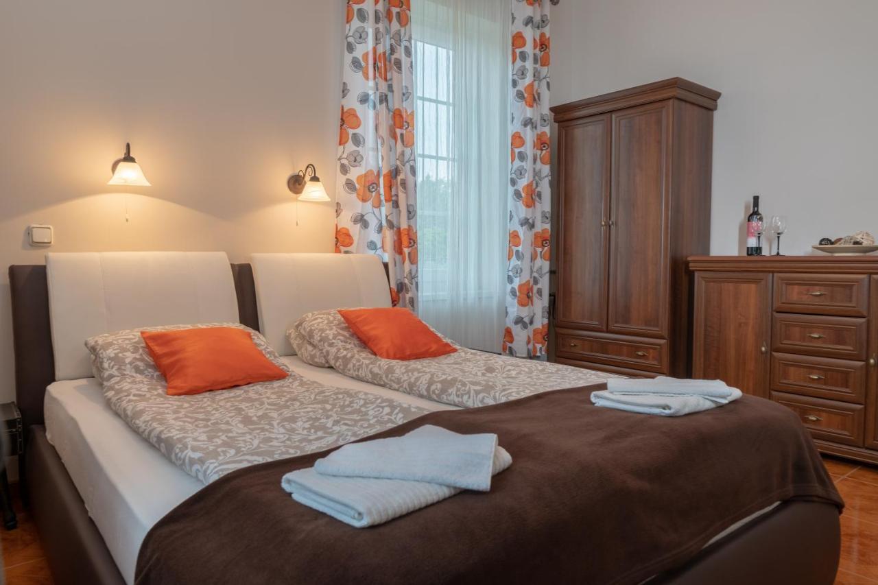F57 - Franko Csaladi Panzio Bed & Breakfast Balatonlelle Eksteriør bilde
