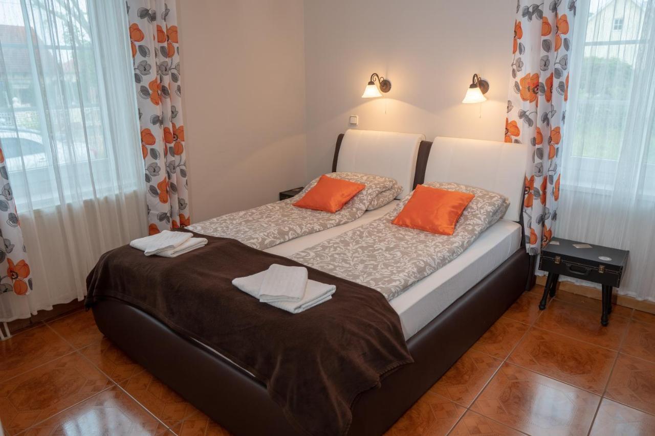 F57 - Franko Csaladi Panzio Bed & Breakfast Balatonlelle Eksteriør bilde