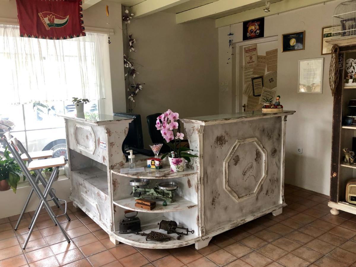 F57 - Franko Csaladi Panzio Bed & Breakfast Balatonlelle Eksteriør bilde