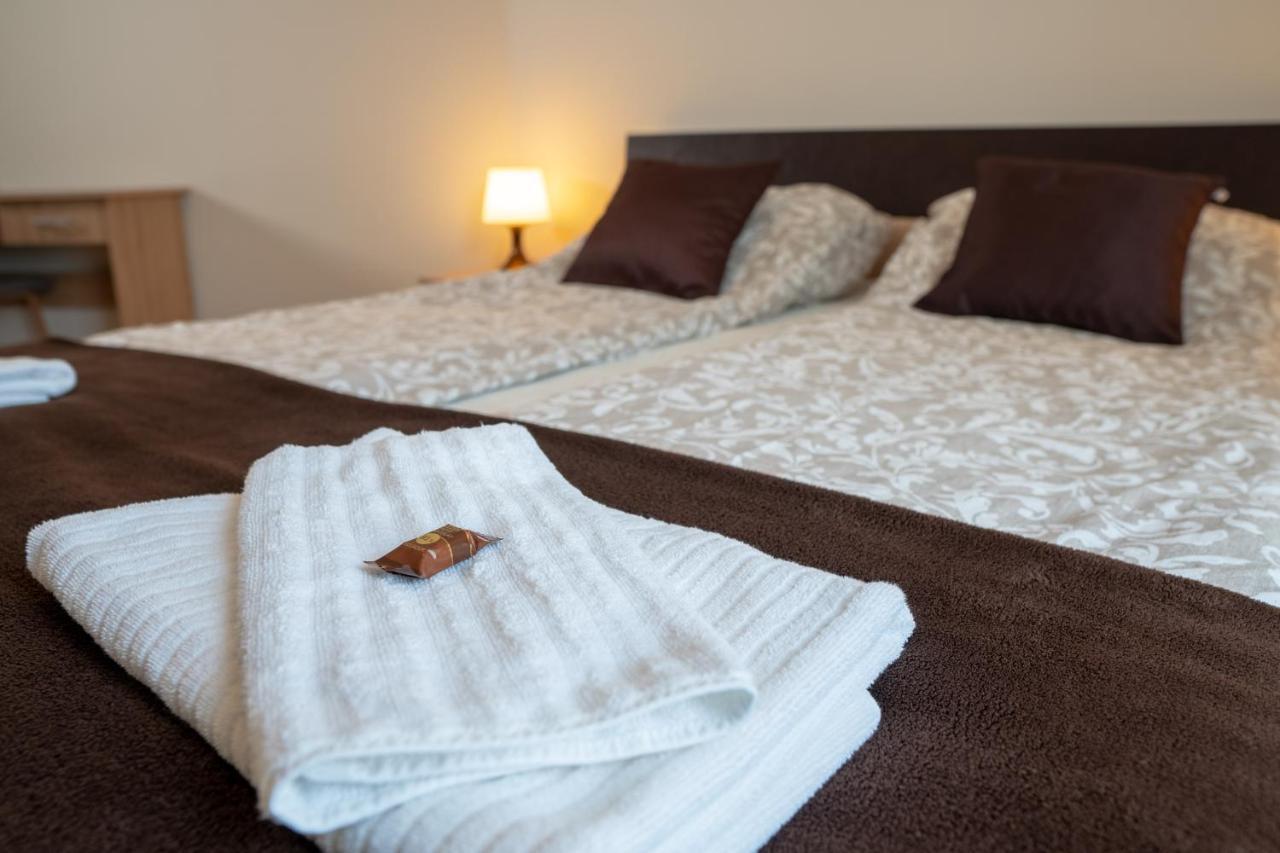 F57 - Franko Csaladi Panzio Bed & Breakfast Balatonlelle Eksteriør bilde