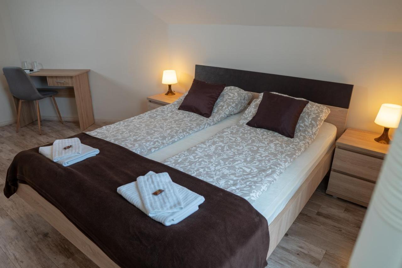 F57 - Franko Csaladi Panzio Bed & Breakfast Balatonlelle Eksteriør bilde