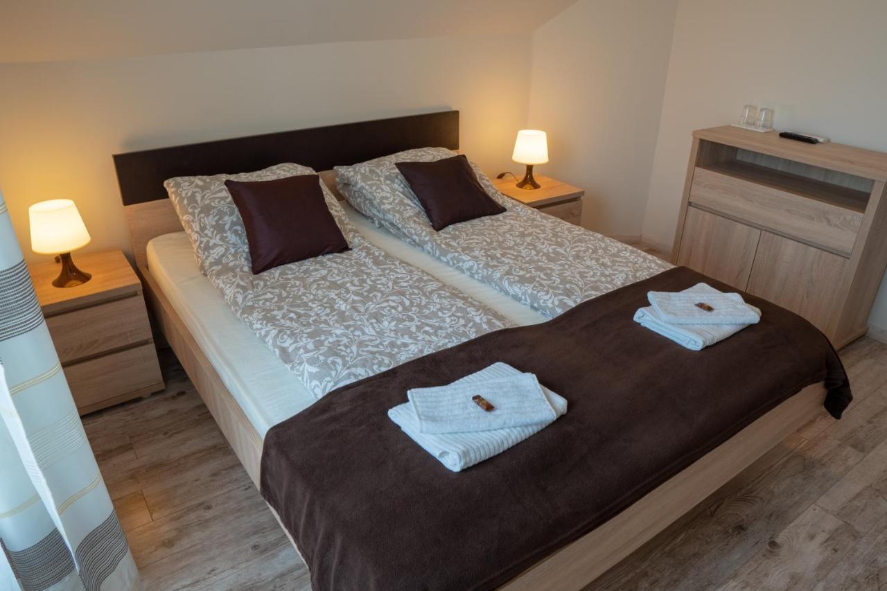F57 - Franko Csaladi Panzio Bed & Breakfast Balatonlelle Eksteriør bilde
