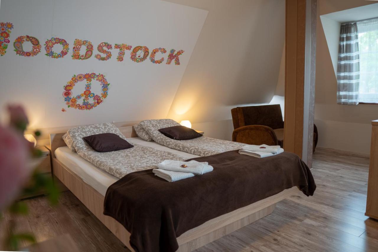 F57 - Franko Csaladi Panzio Bed & Breakfast Balatonlelle Eksteriør bilde